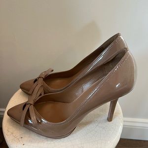 Elie Tahari patent leather tan heels size 39